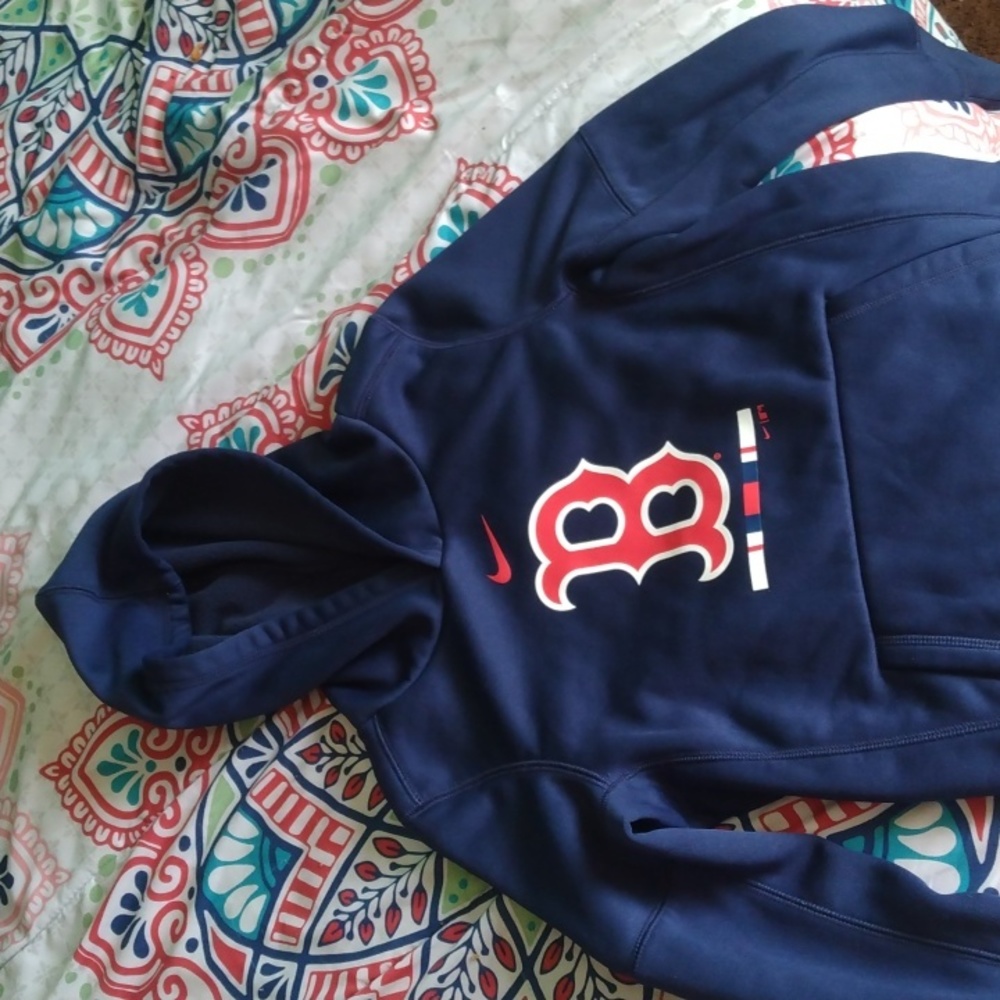 Nikeó dri fit hoodie for boys size small